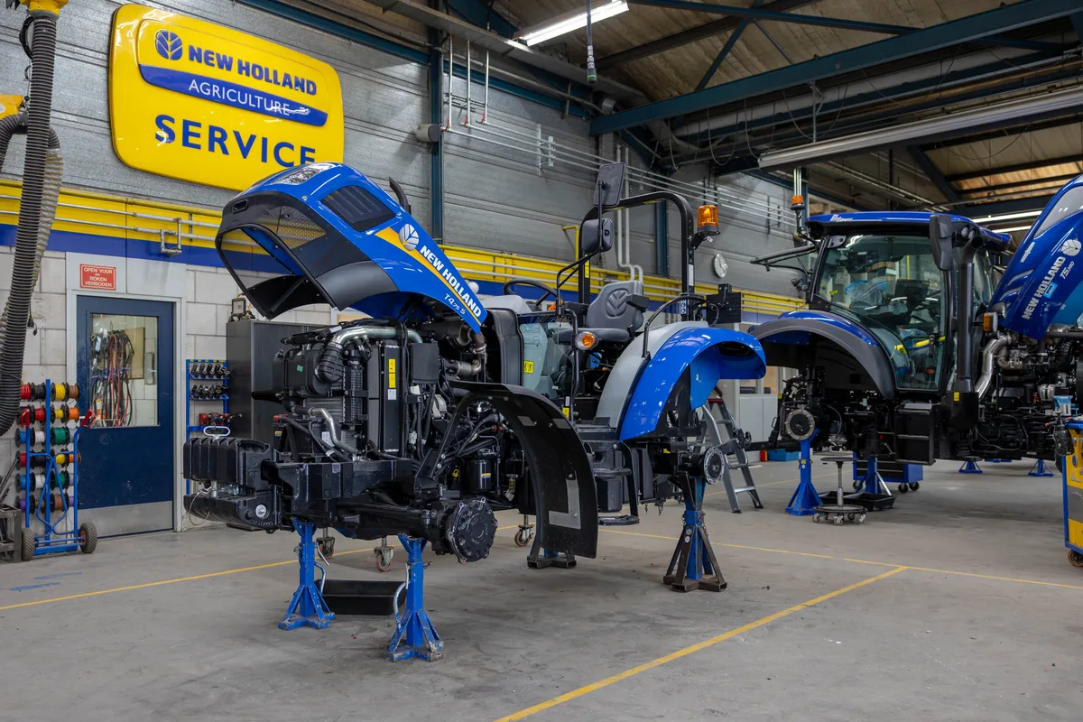 New Holland trekker in onderhoud in de landbouwwerkplaats van Voets Hazerswoude