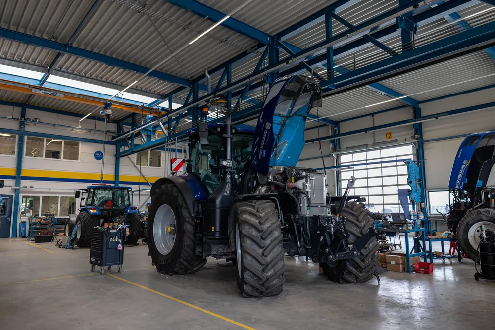 New Holland T7 in werkplaats Voets Wieringerwerf