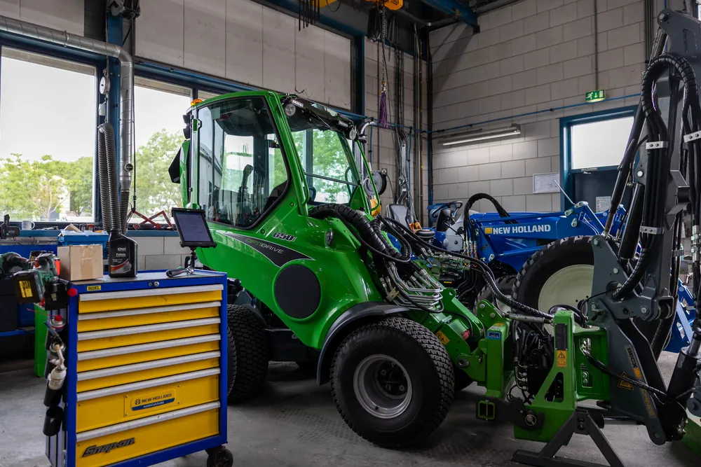 Avant compacte shovel in werkplaats Voets Hazerswoude