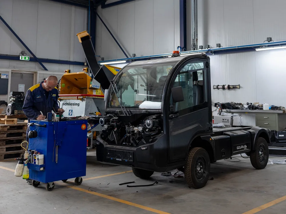 Voets Hoofddorp — tuin- en parkmachines in de werkplaats