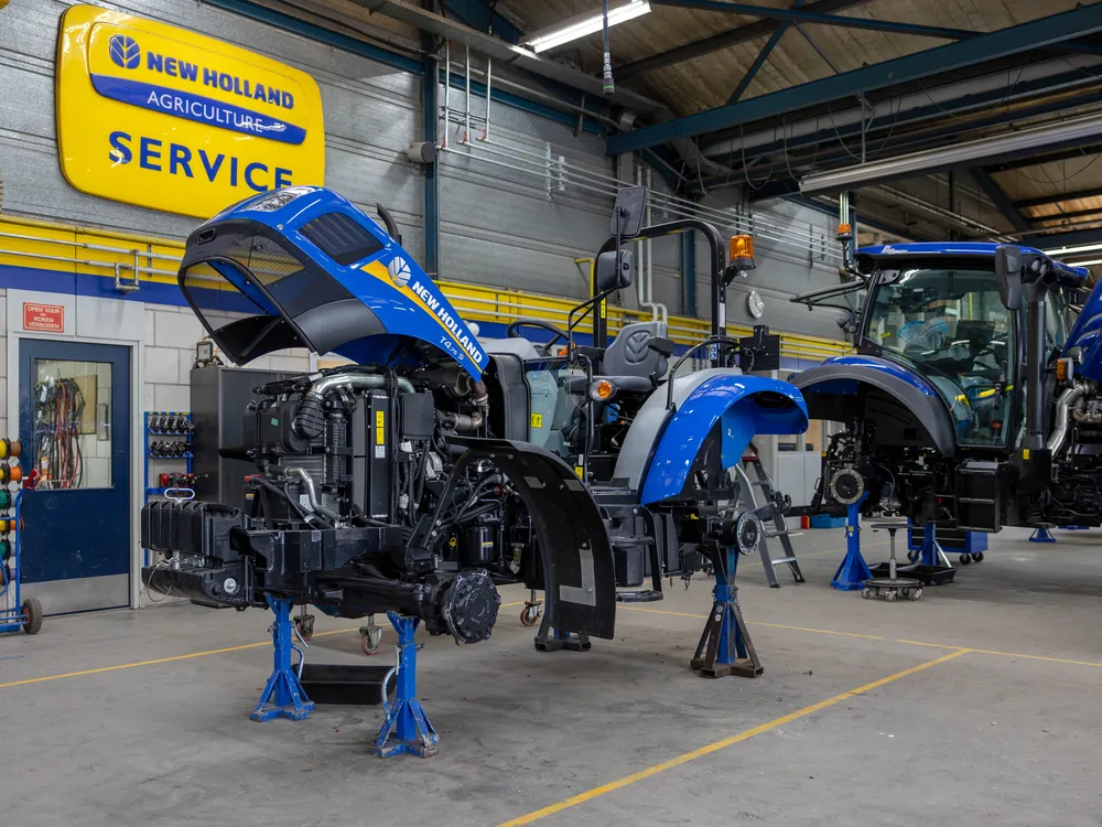 New Holland trekker in onderhoud in de landbouwwerkplaats van Voets Hazerswoude